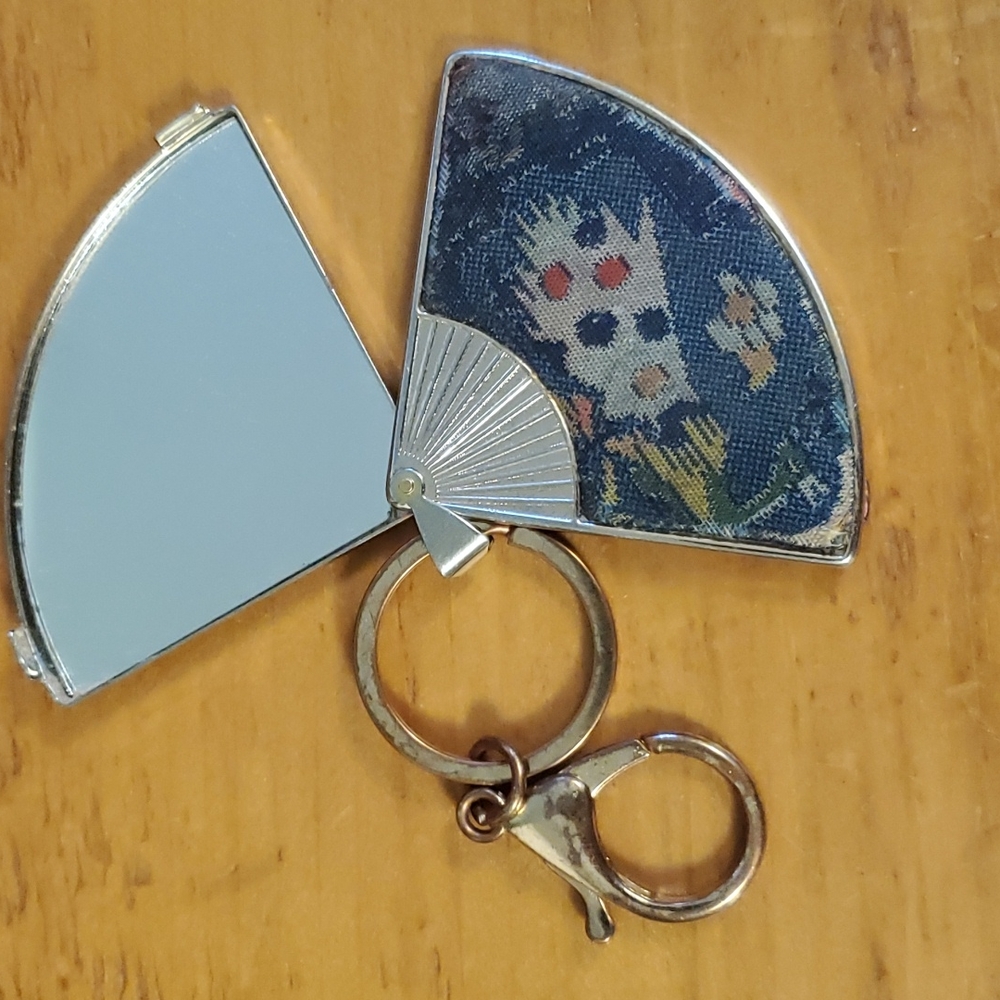 Vintage Compact Mirror Fan Key Chain